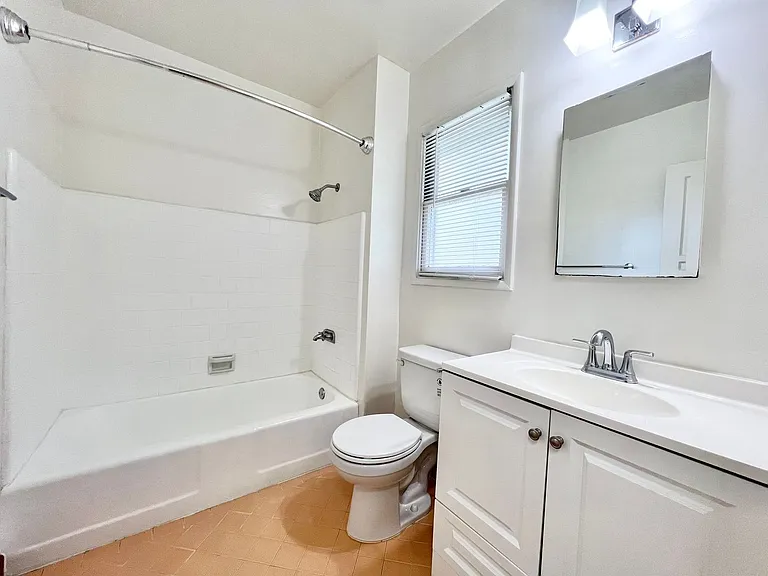 Sun-Filled 1 Bedroom in Park Estates | Garage Parking Available & On-Site Laundry — Photo 11