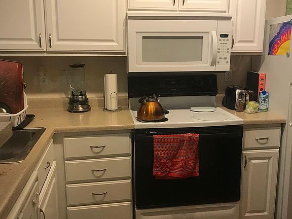 Kitchen (has working dishwasher)