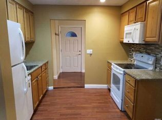 17 Bradish Ln, Babylon, NY 11702
