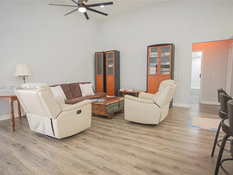 523 Leslie Dr — Photo 7