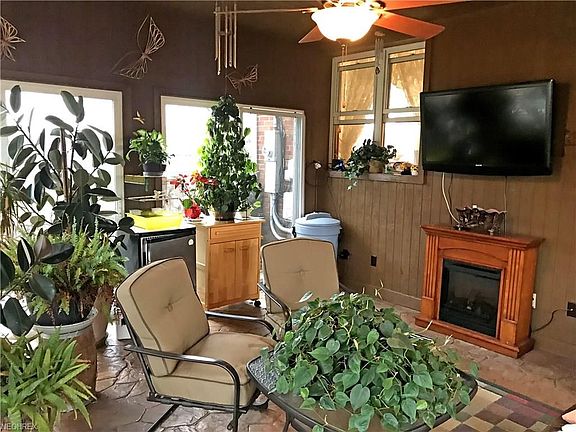 Beautiful sunroom measures 24 x 22