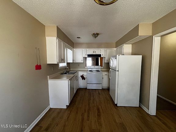 3rd image of 6915 Tobin Dr