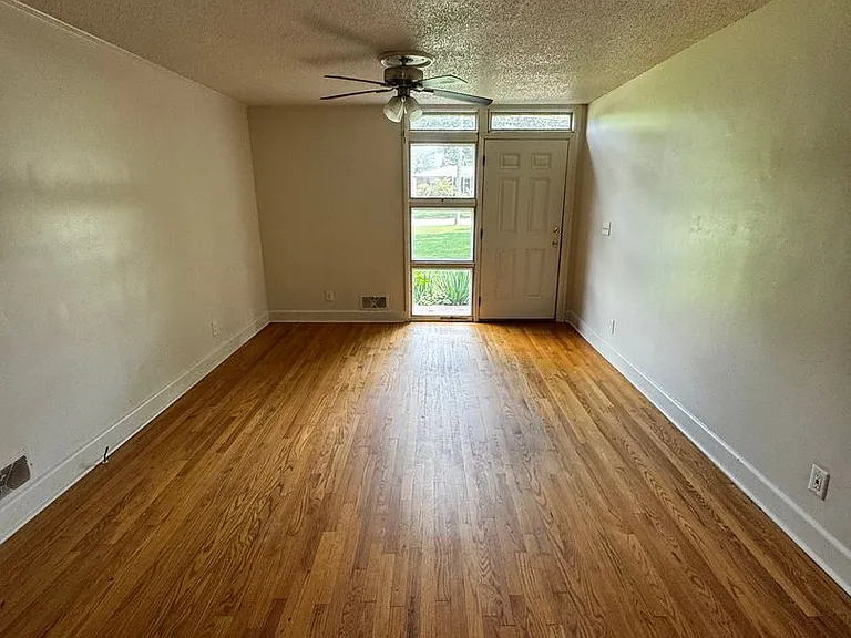 416 Stroud Rd — Photo 16