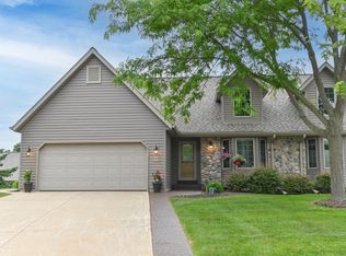 W203N16149 Pin Oak Cir, Jackson, WI 53037