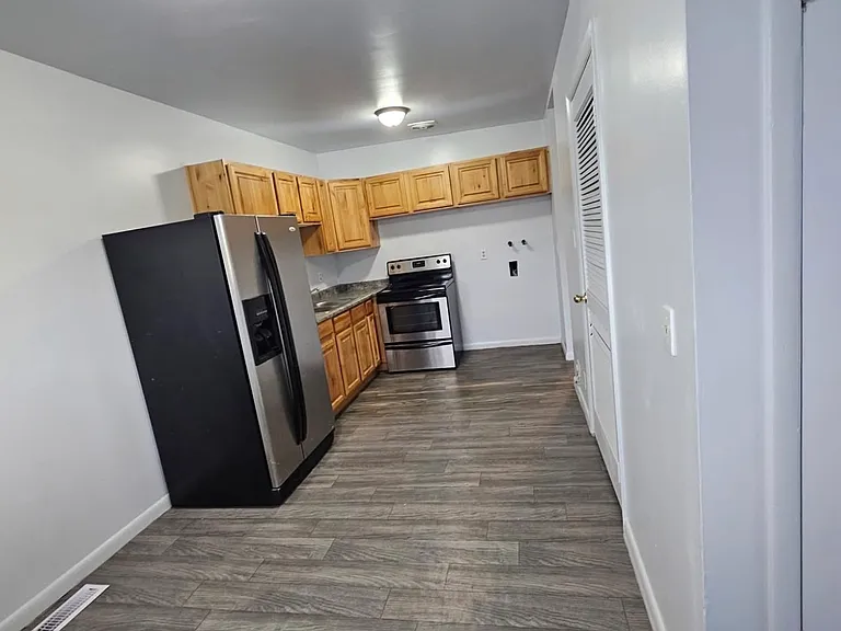 741 N Riverside Dr — Photo 1