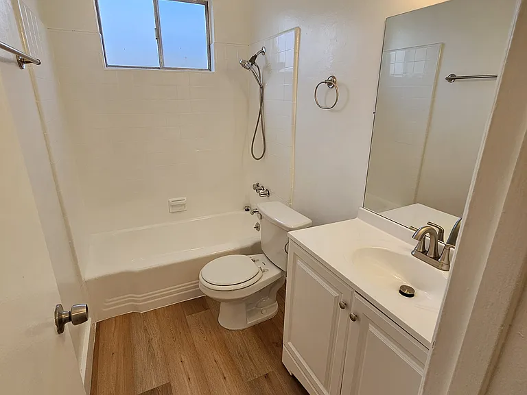 910 N Orange Grove Ave — Photo 11