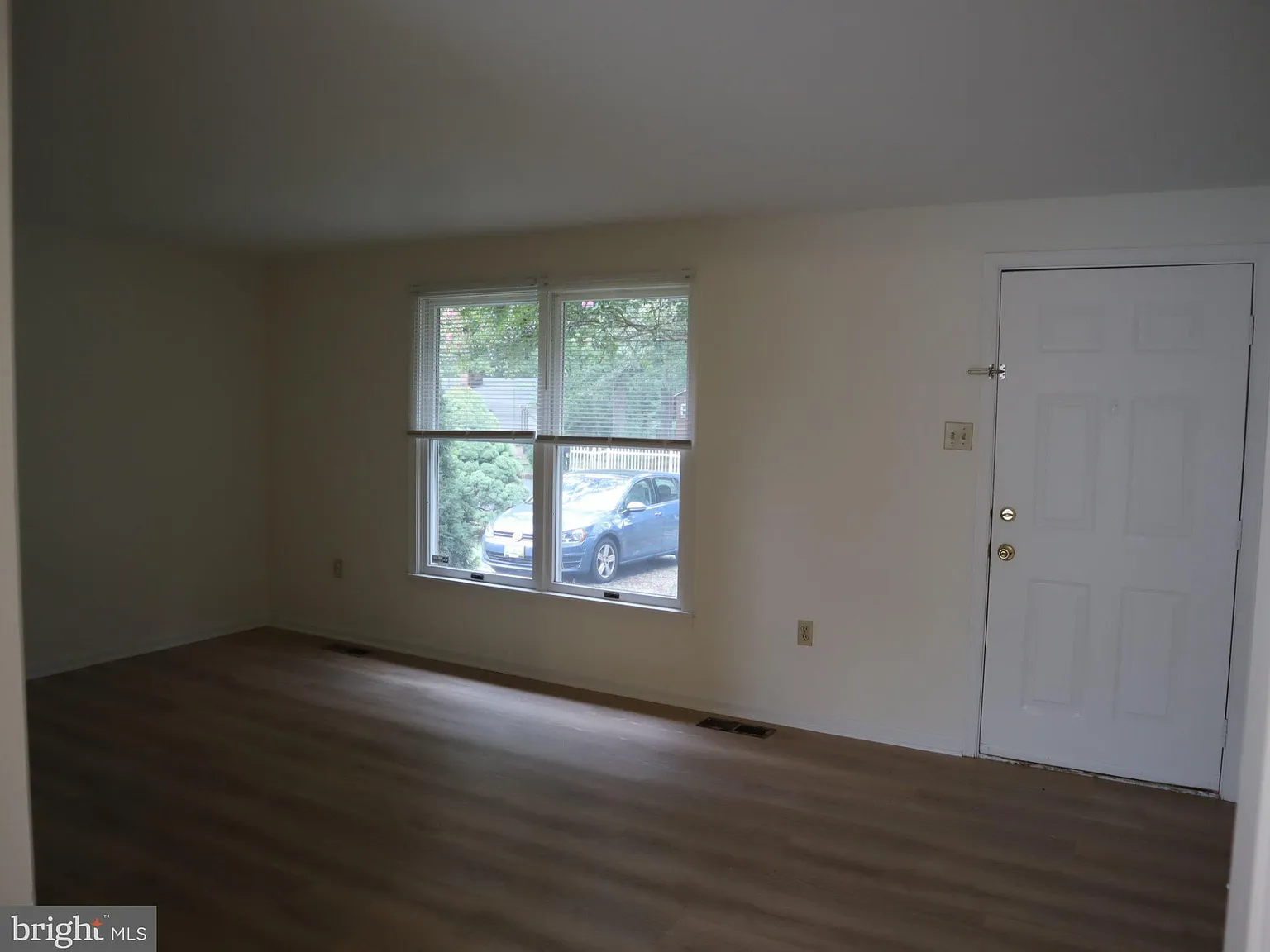 3 bed, 2.0 bath, 1056 sqft, $1,900 — Photo 3