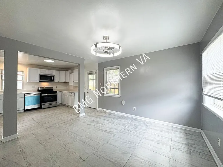 158 Baker St — Photo 8