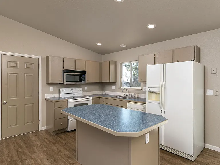 Open kitchen w/ island