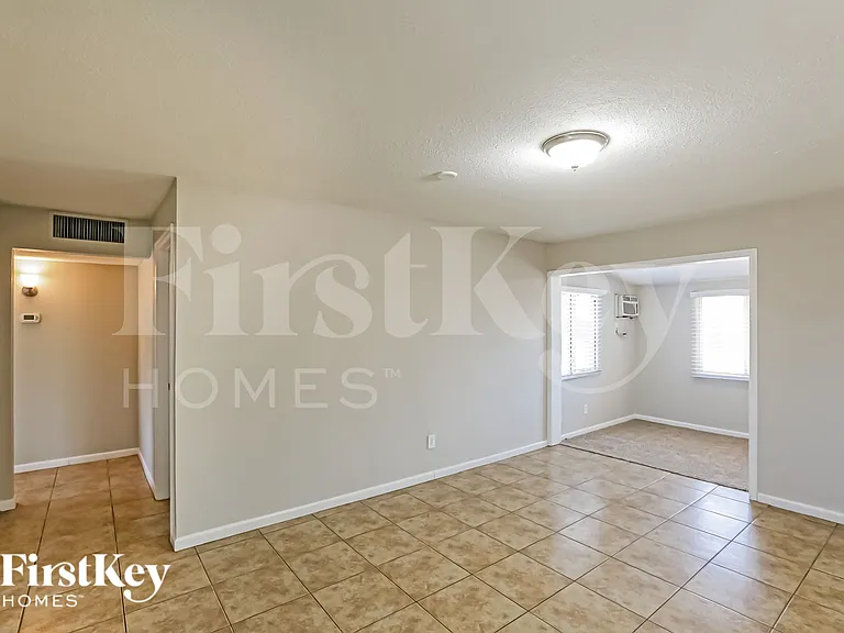 2711 W Elm St — Photo 3