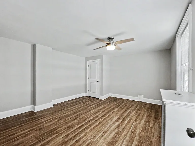 130 E Chestnut St — Photo 18