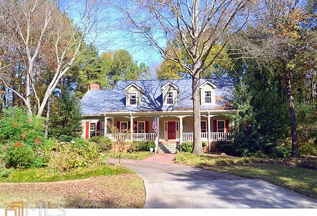 Lovely Cape Cod with Williamsburg flair in great neighborhood in Smoke Rise