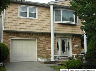 75 W Cedarview Ave, Staten Island, NY 10306