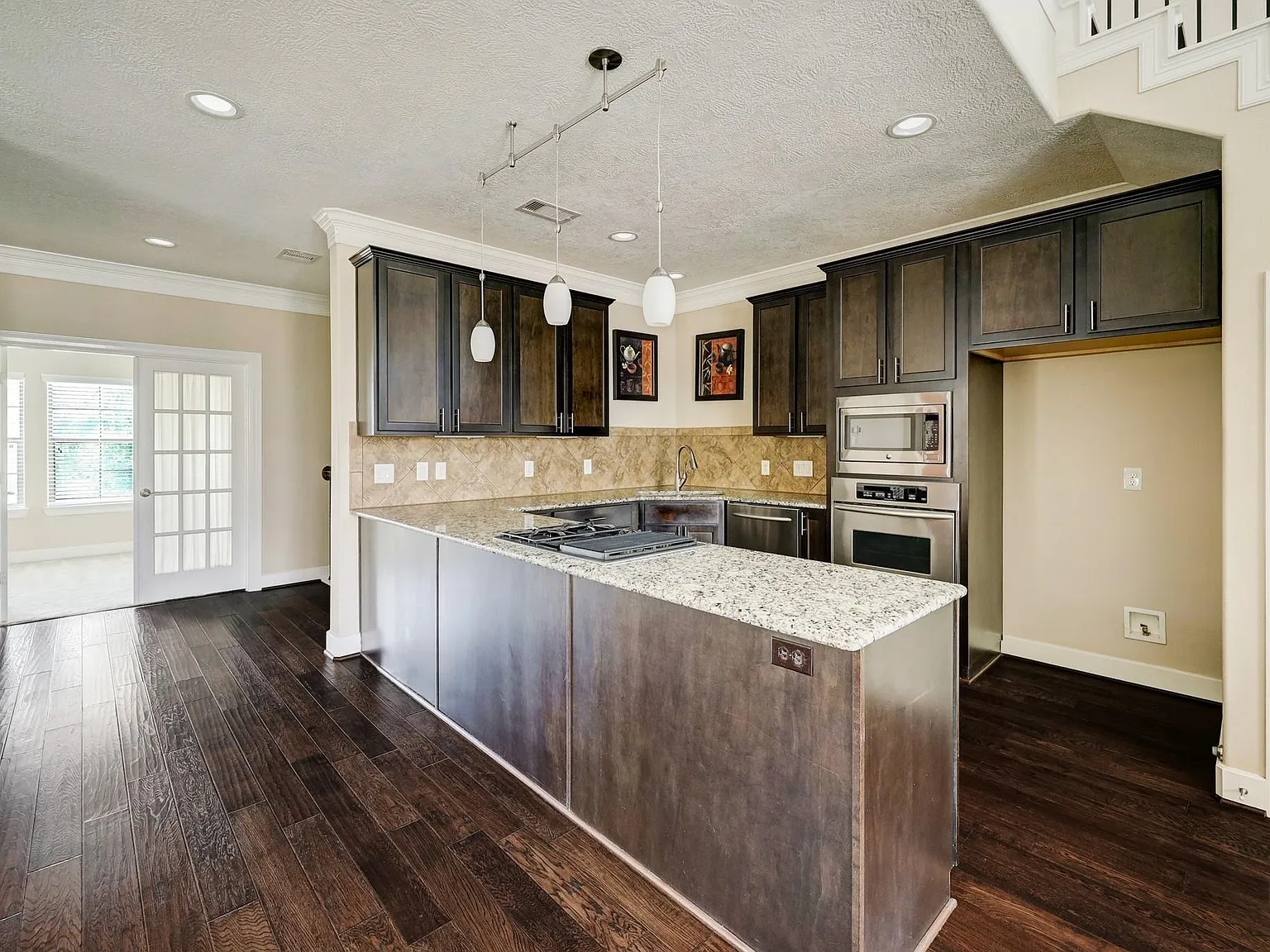 3 bed, 3.5 bath, 2151 sqft, $3,300 — Photo 4