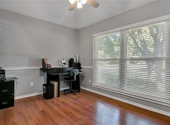 5th image of 988 Camden Dr