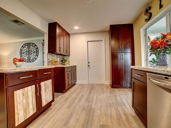 5th image of 2117 SW Park Drive