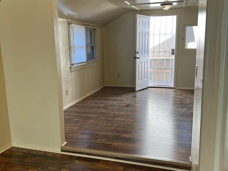 633 Avenue M #C — Photo 6