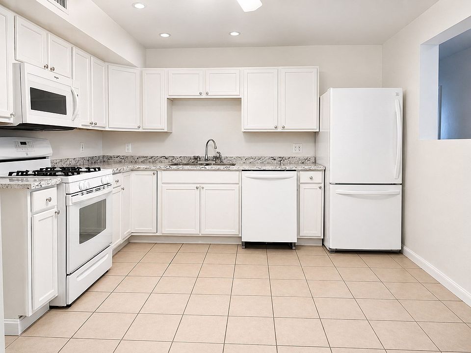 1st image of 526 3rd St APT 3