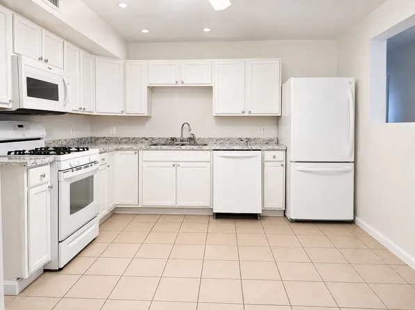 526 3rd St APT 3, Fall River, MA 02721