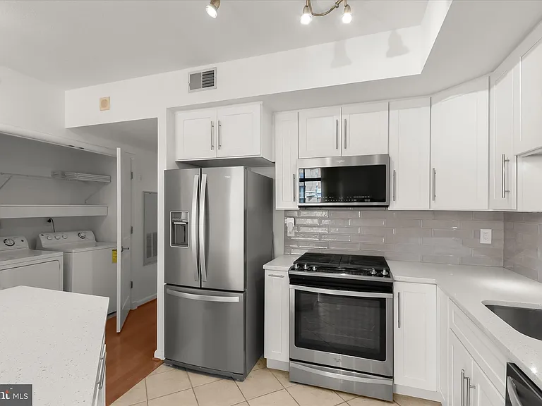 1021 Garfield St #905 — Photo 7