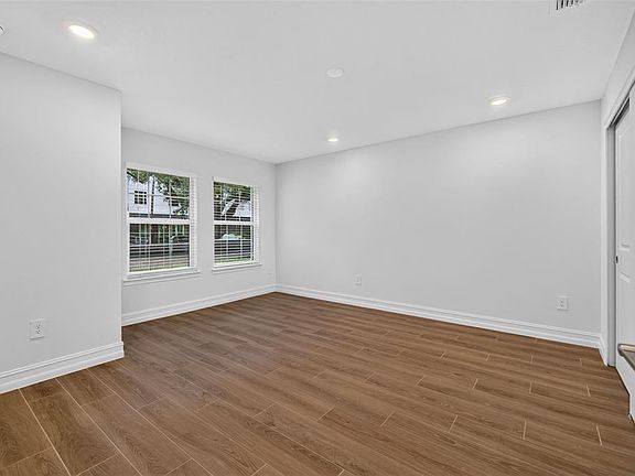 3rd image of 1439 W Chestnut St