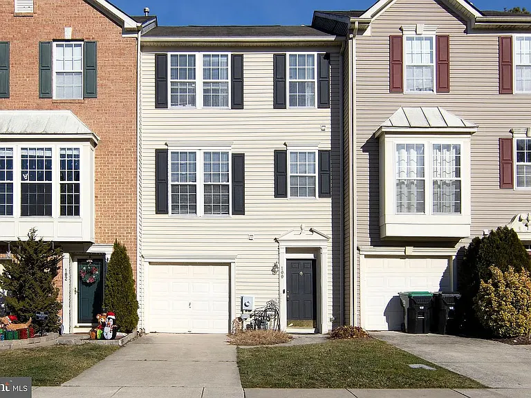 100 Colts Neck Dr — Photo 1