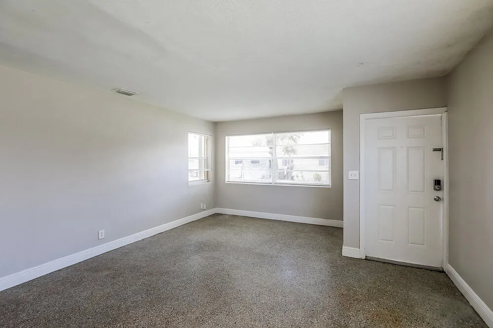 3 bed, 1.0 bath, 1027 sqft, $2,110 — Photo 3