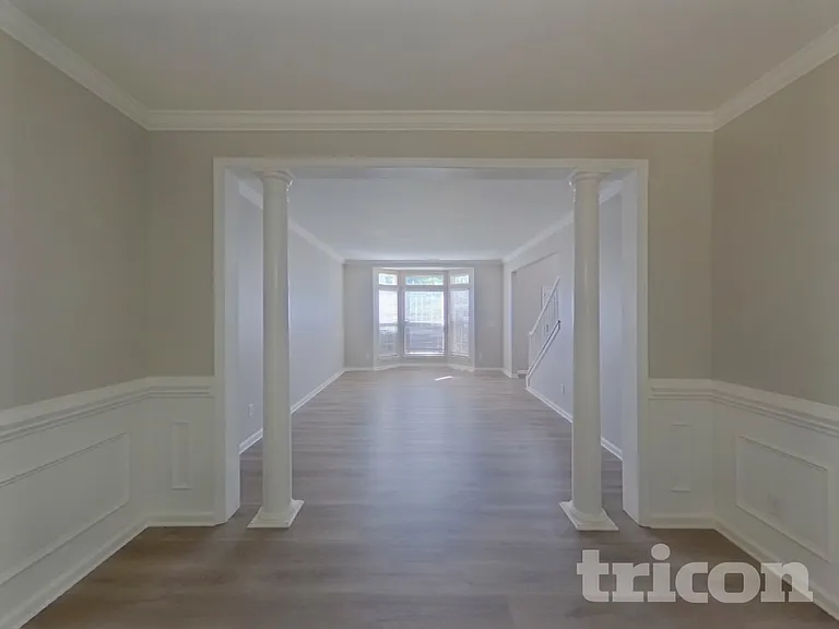1002 Hollingdale Ct — Photo 4