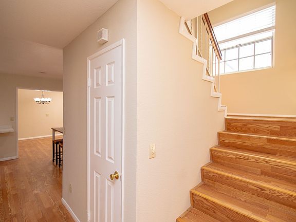 3rd image of 932 Oakglen Ln