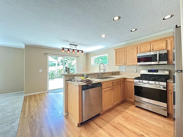 1218 NE Kinney St — Photo 10