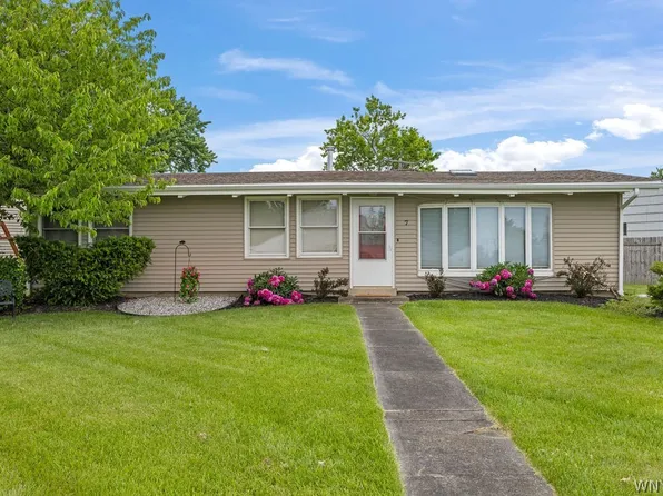 7 Evelyn Ct, Grand Island, NY 14072