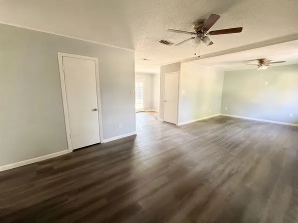 221 Mockingbird Dr, Hooks, TX 75561