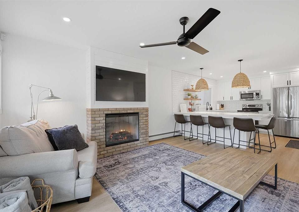 1st image of 4415 N Lakeshore Dr #2