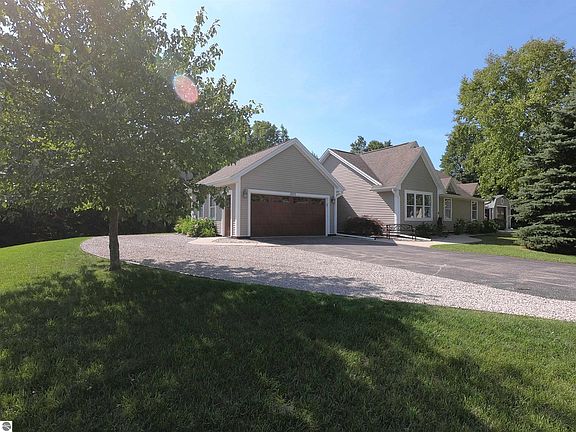 3rd image of 5353 Arlington Ln