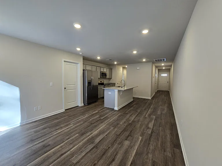 1128 Russell Ave — Photo 6
