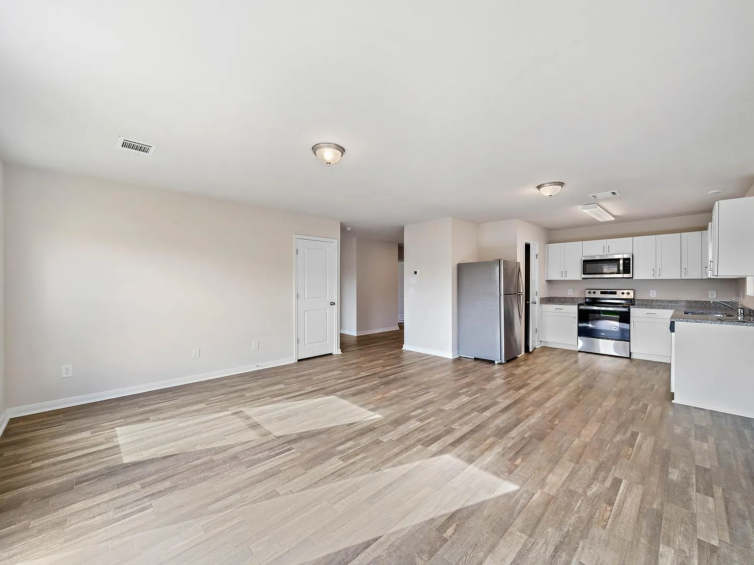 3 bed, 1200 sqft, $1,799 — Photo 3