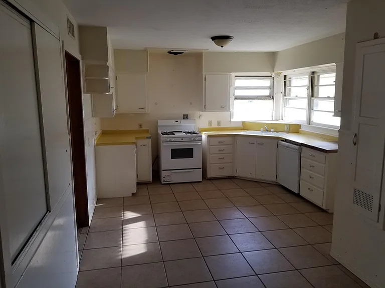 1718 Marvin St — Photo 5