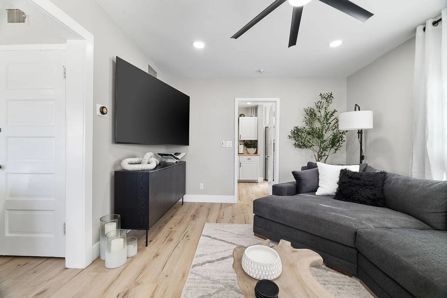 2 bed, 2.0 bath, 893 sqft, $5,533 — Photo 3