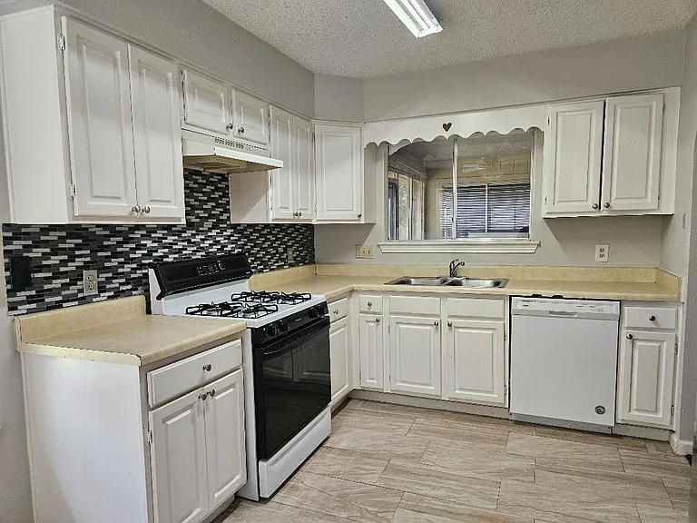 9122 Kirkleigh St — Photo 12