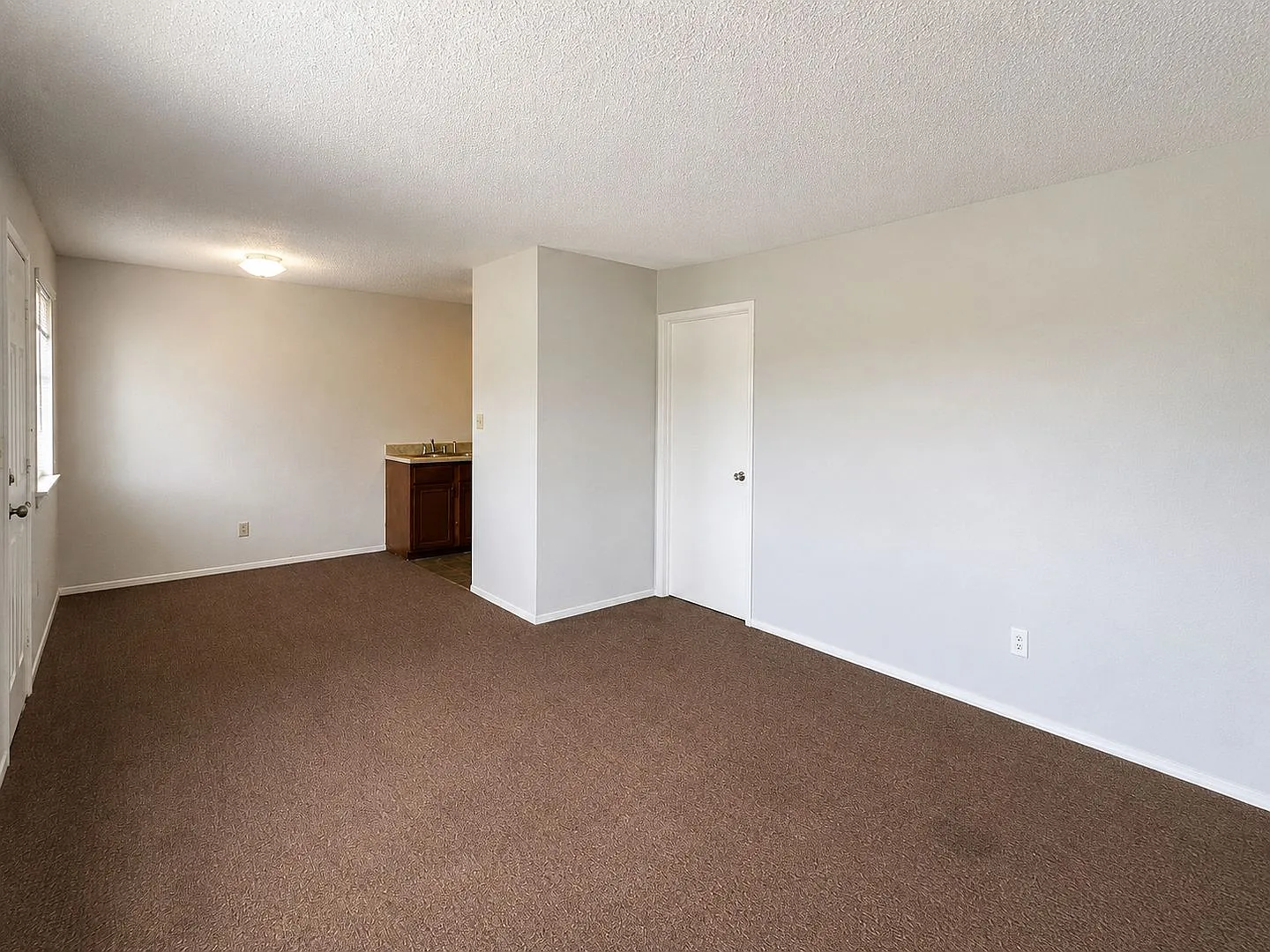 1 Bed/1 Bath Apartment Melbourne Partial Utilities Included — Photo 2