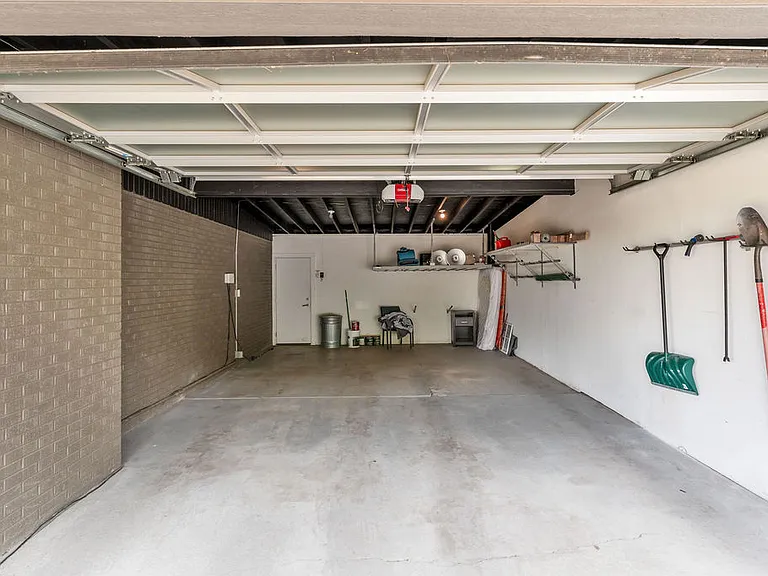 3395 E Larchmont Dr — Photo 41