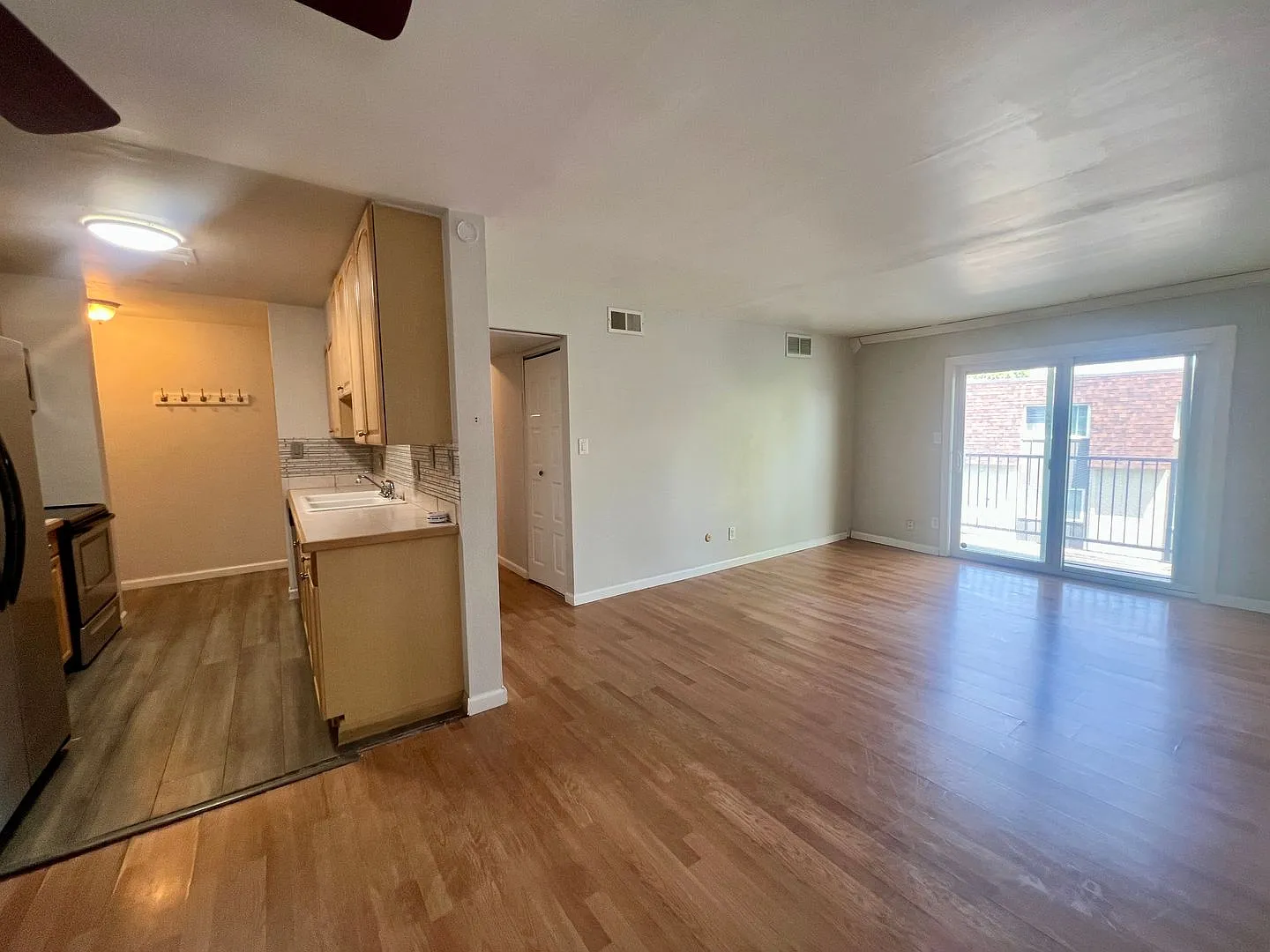 Spacious 2 Bed 1.5 Bath Condo in Hamden South **Move-In Special** — Photo 4