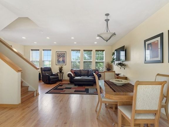 3rd image of 627 Grove Ln