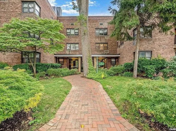 75 Knightsbridge Road #3J, Great Neck, NY 11021