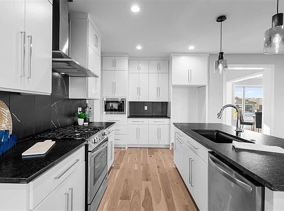4th image of 618 NE Lone Hill Dr