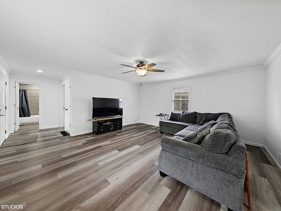5th image of 609 W Park Dr