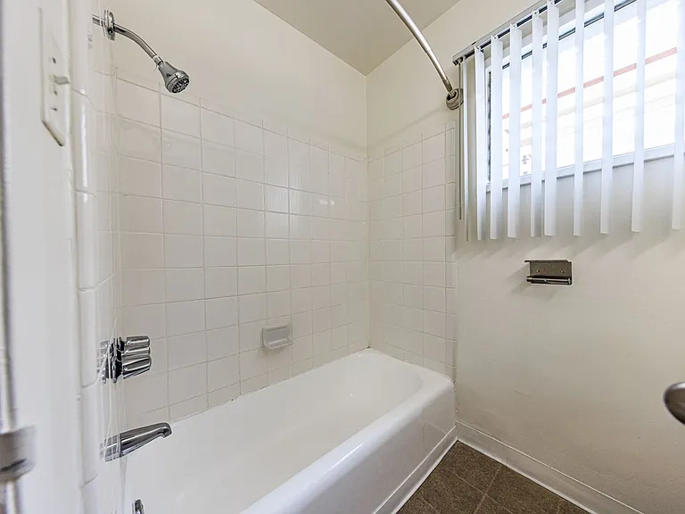 650 W Wilson Ave — Photo 34