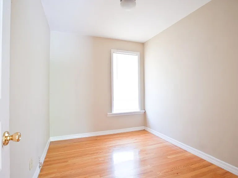 8/1-$1745 3 BR with Laundry, Upper Flat Close to Lakefront and UWM - 2431 N Farwell — Photo 13