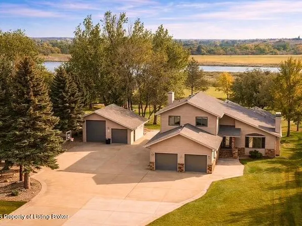 705 30th Ave SW, Dickinson, ND 58601