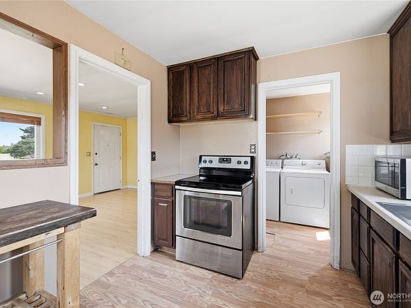 3rd image of 9831 33rd Avenue SW